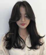 머리 끝을 안쪽으로 말아 넣은 C컬 펌